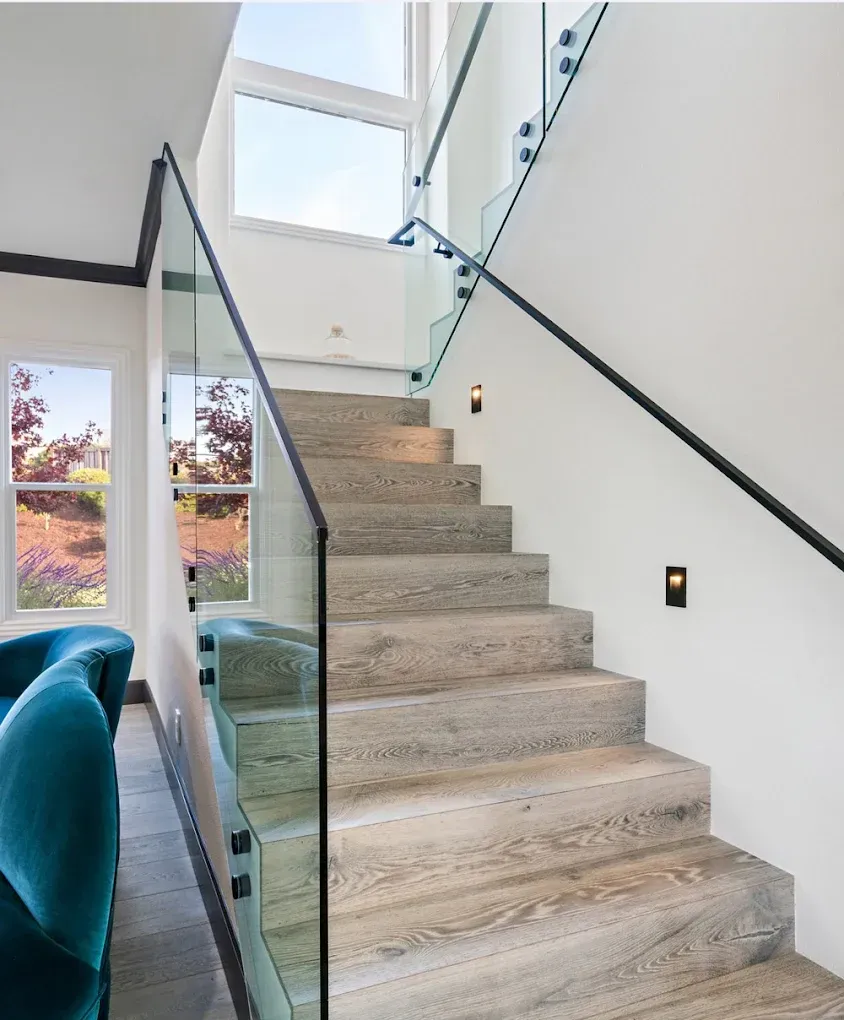 Barandal de vidrio instalado en una escalera residencial en Key Biscayne.