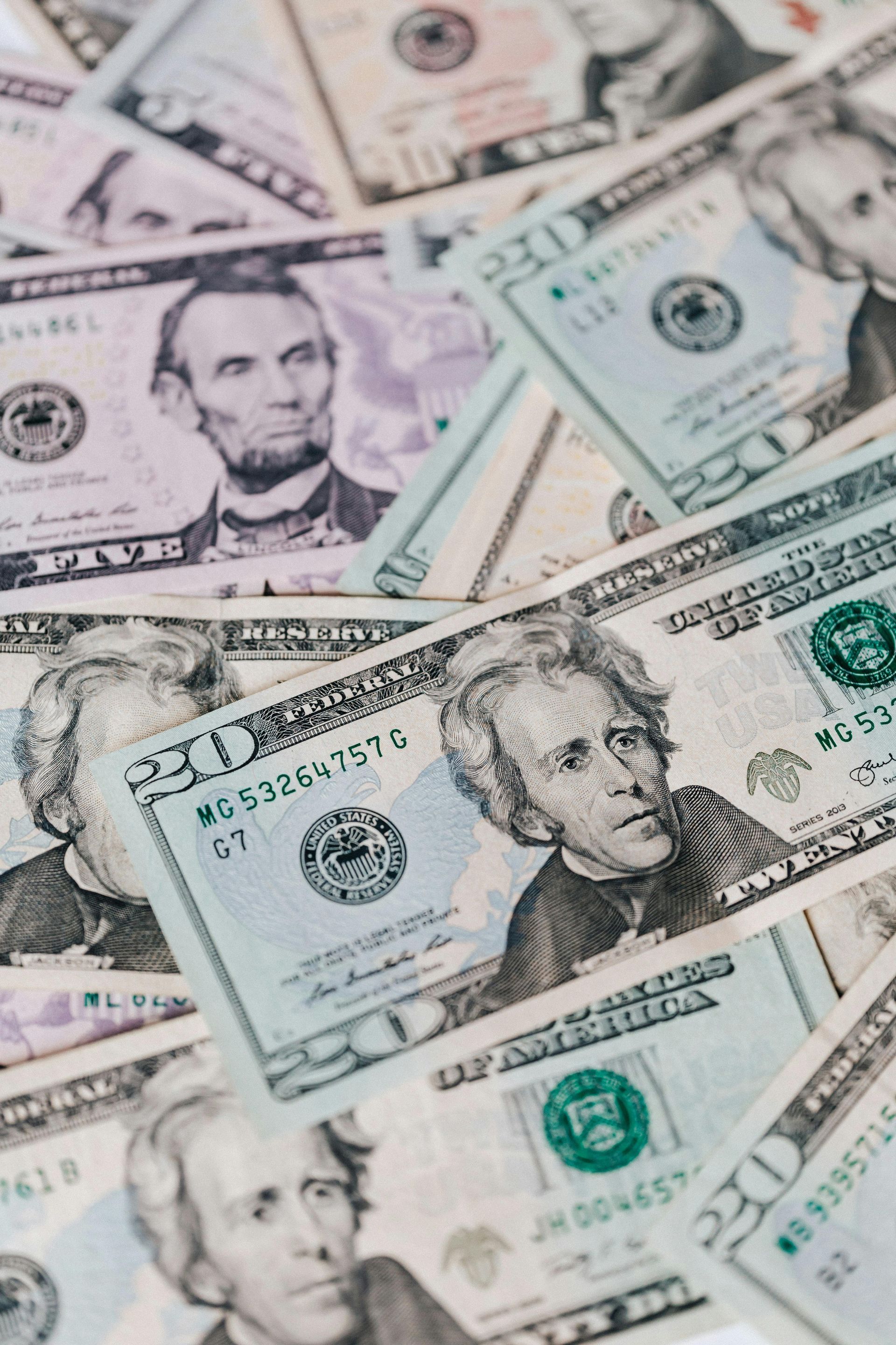 A pile of 20 dollar bills with abraham lincoln on them