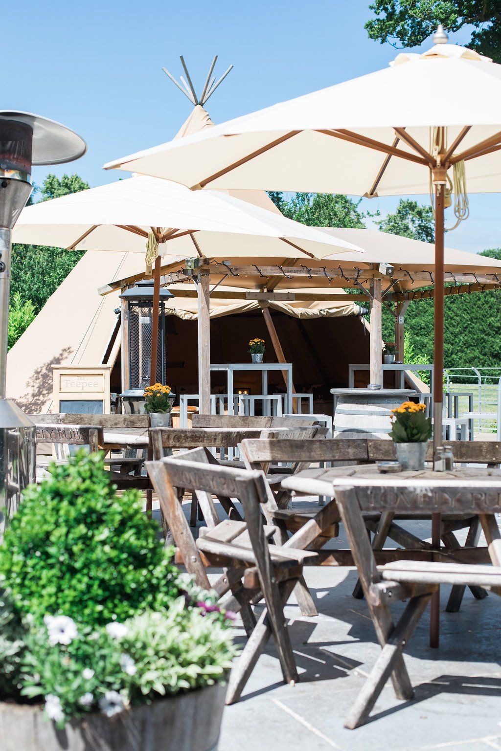 The Moat House Inn, Alcester Tepee Lovely Pubs