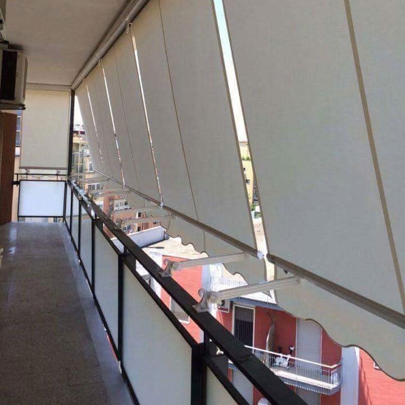 delle tende da esterno e vista della ringhiera di un balcone