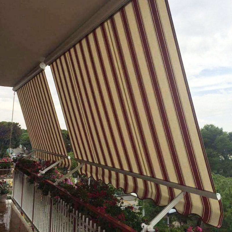delle tende da esterno a righe gialle e rosse su un balcone