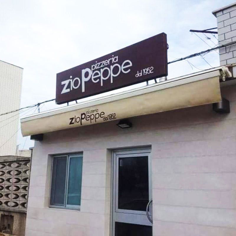 vista del tendone da esterno di una pizzeria con scritto Zio Peppe