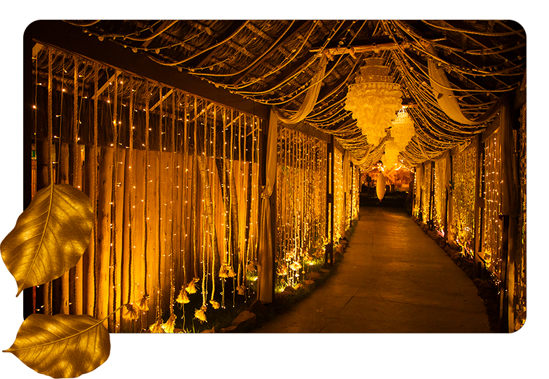 Um grupo de crianças está deitado em sacos de feijão em forma de banana