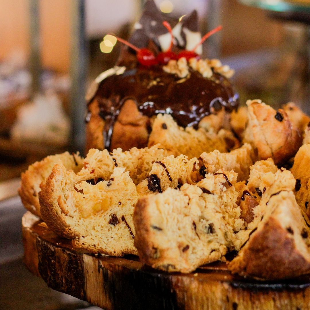 Uma grande piscina cercada por cadeiras e palmeiras em um dia ensolarado.