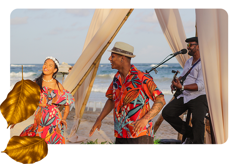 Um menino está pulando corda na frente de uma placa que diz mar