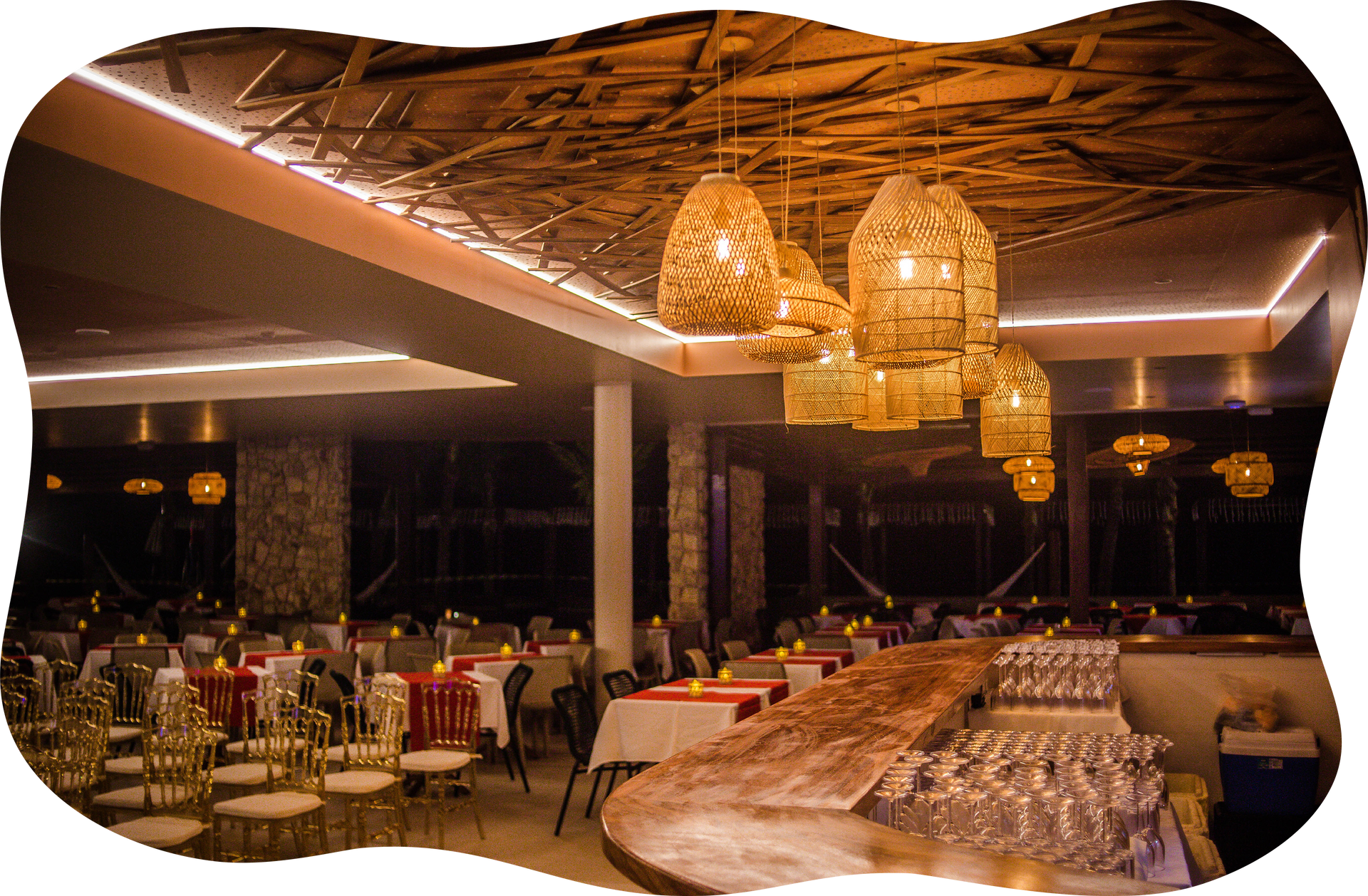 Uma mulher segurando uma bebida azul com um sol nela