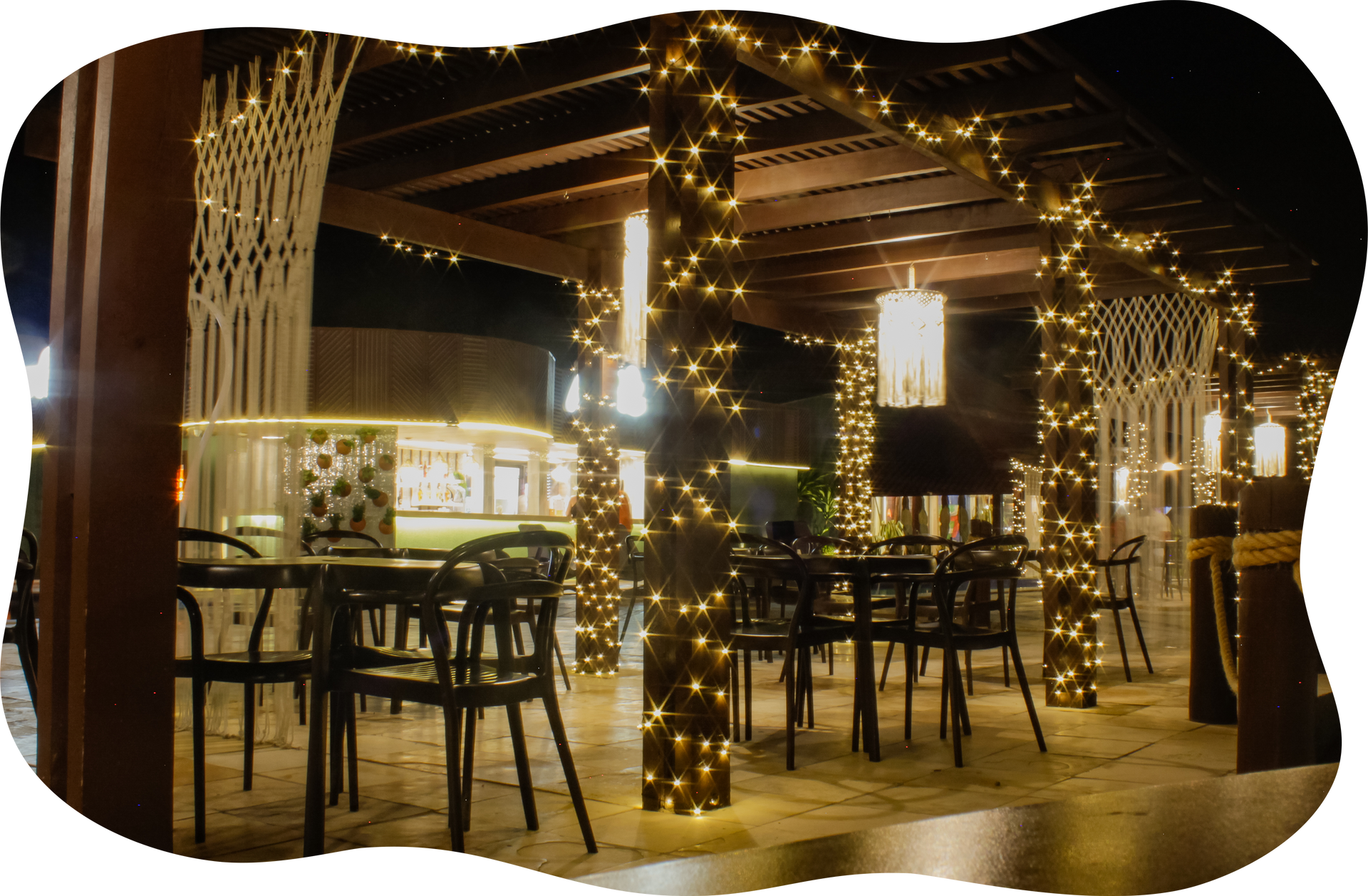 Um hambúrguer e batatas fritas estão sobre uma mesa de madeira.