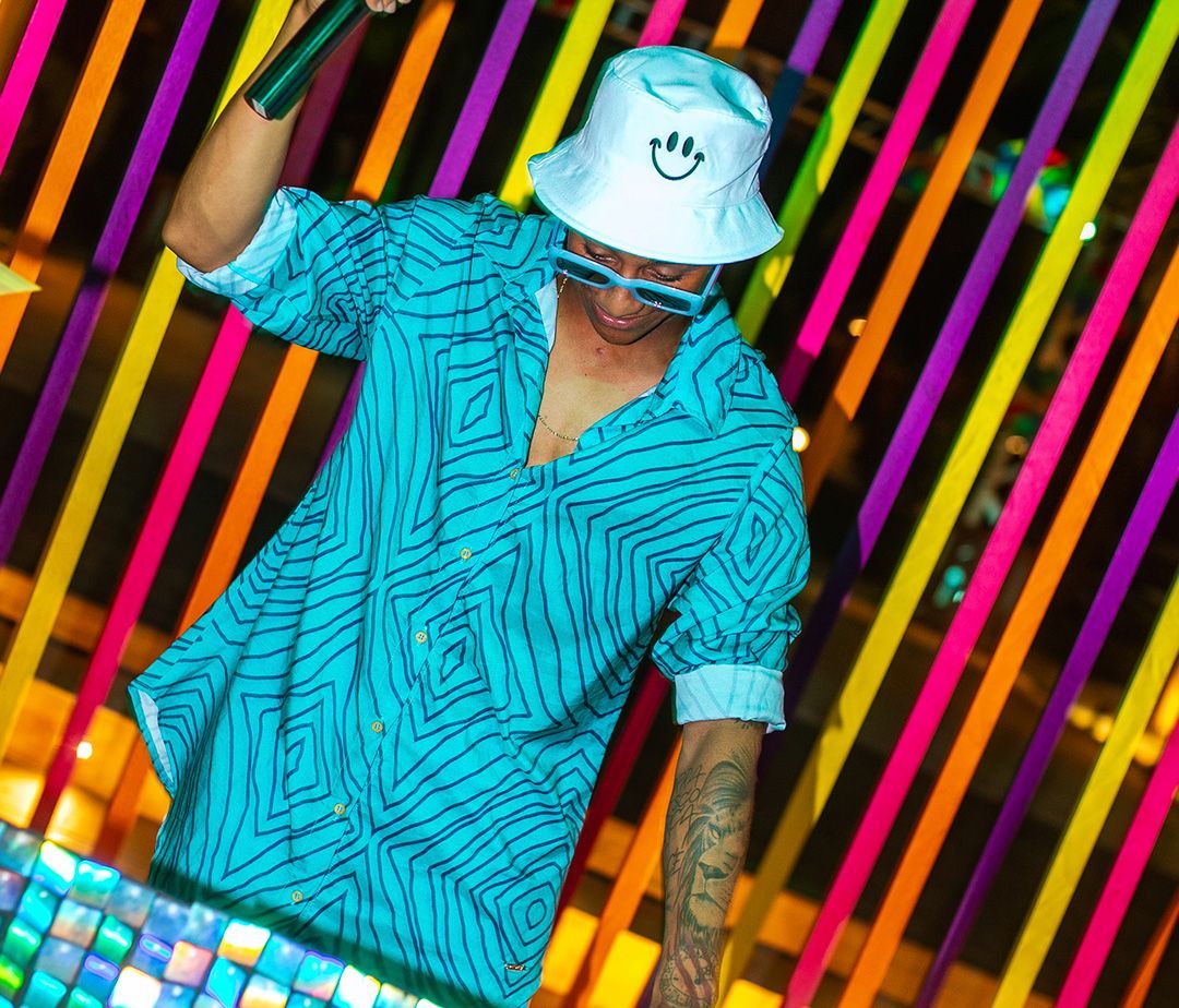 Uma mulher e duas crianças estão sentadas à mesa.