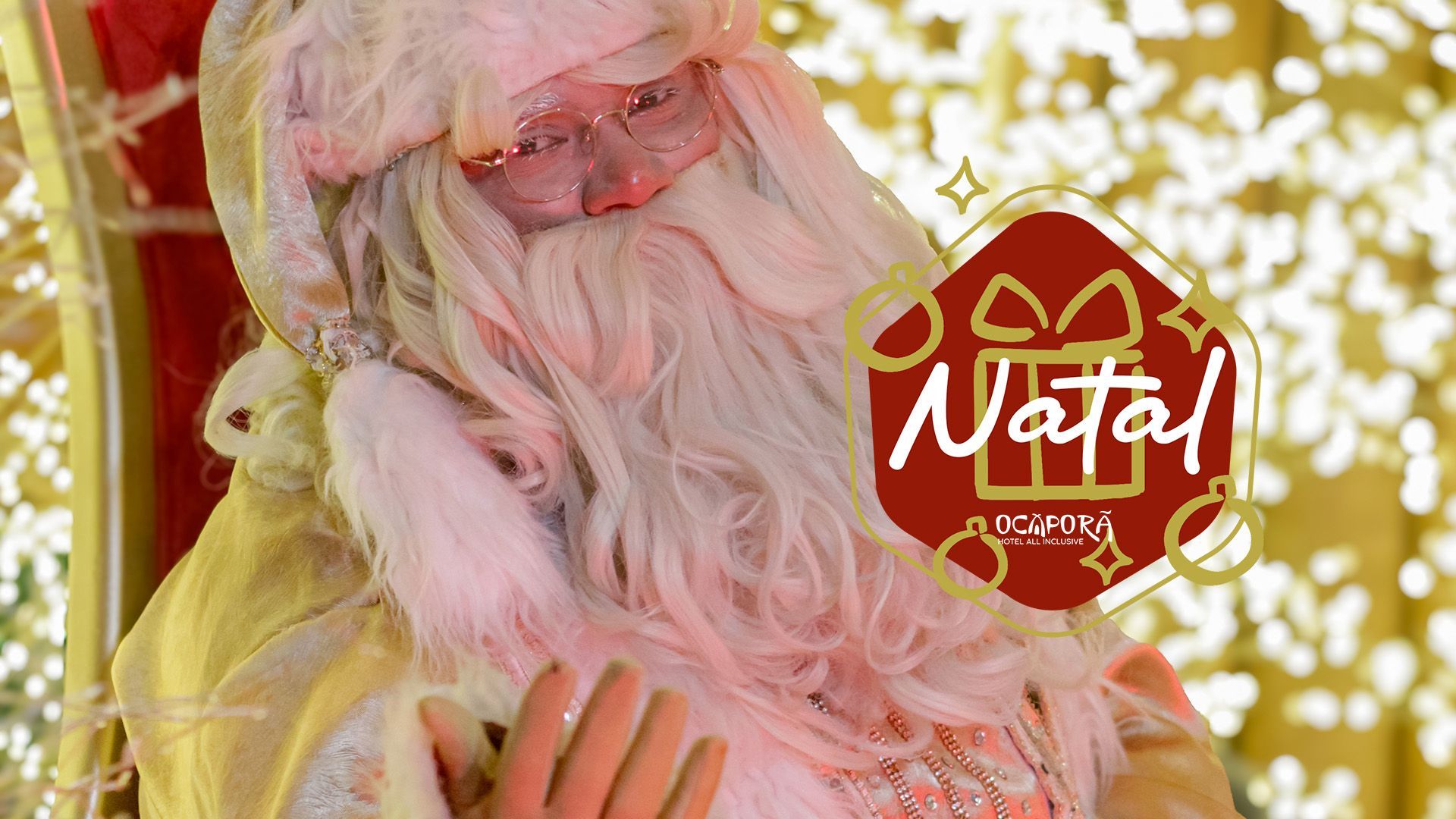 Uma mulher e duas crianças estão sentadas à mesa brincando com brinquedos.