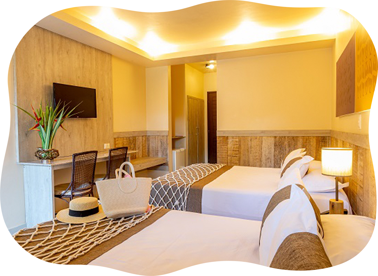 Um quarto de hotel com uma cama grande e uma porta de vidro deslizante.