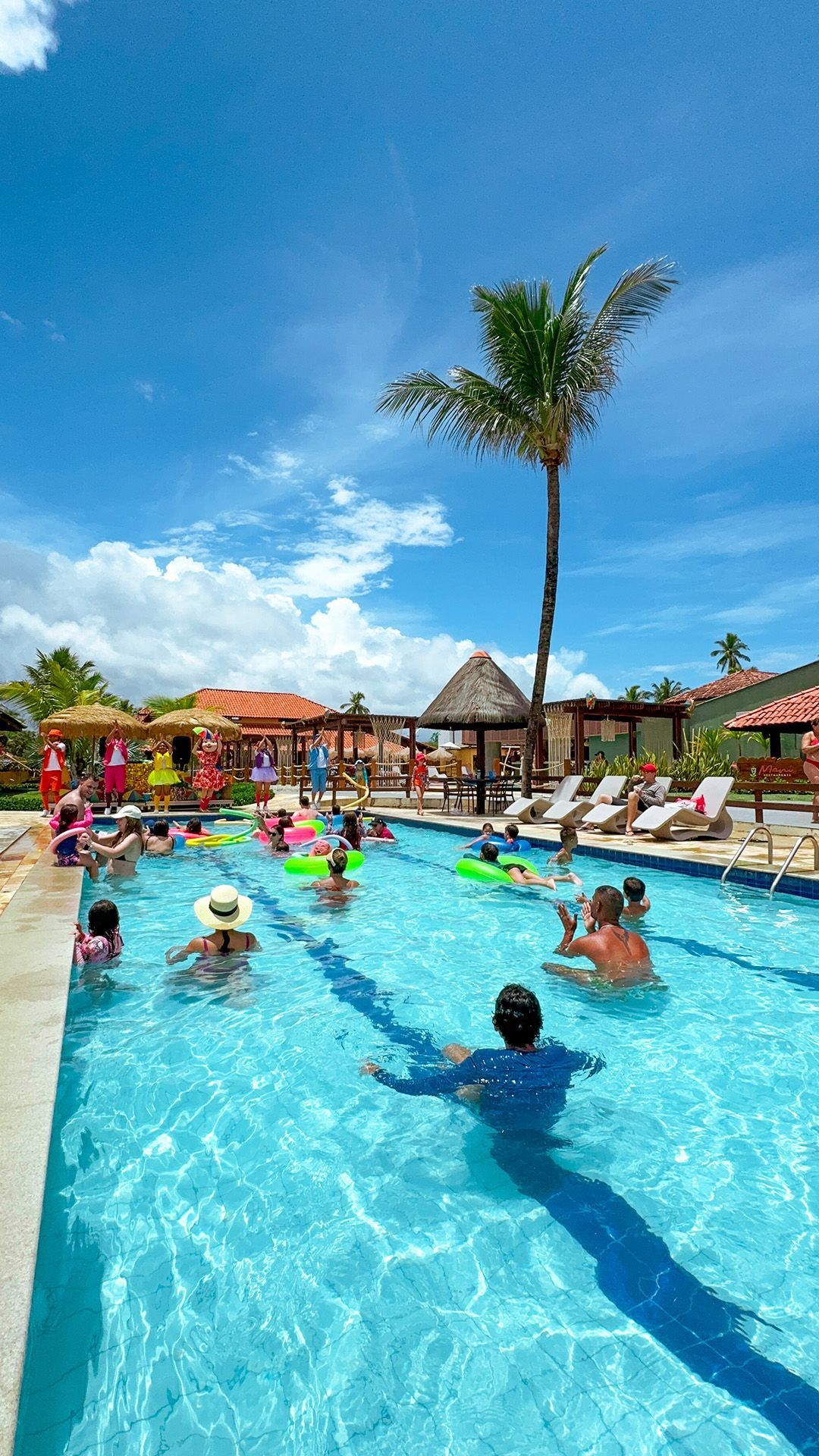 Um grupo de pessoas está fazendo exercícios em uma piscina.