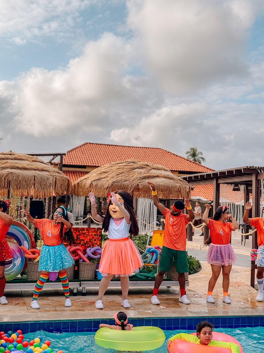 Um grupo de pessoas está fazendo exercícios em uma piscina.