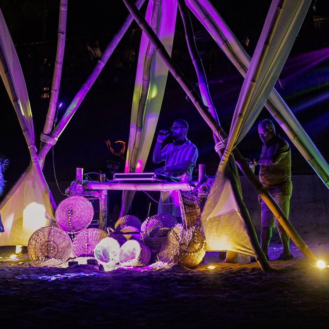 Uma grande piscina cercada por cadeiras e palmeiras em um dia ensolarado.