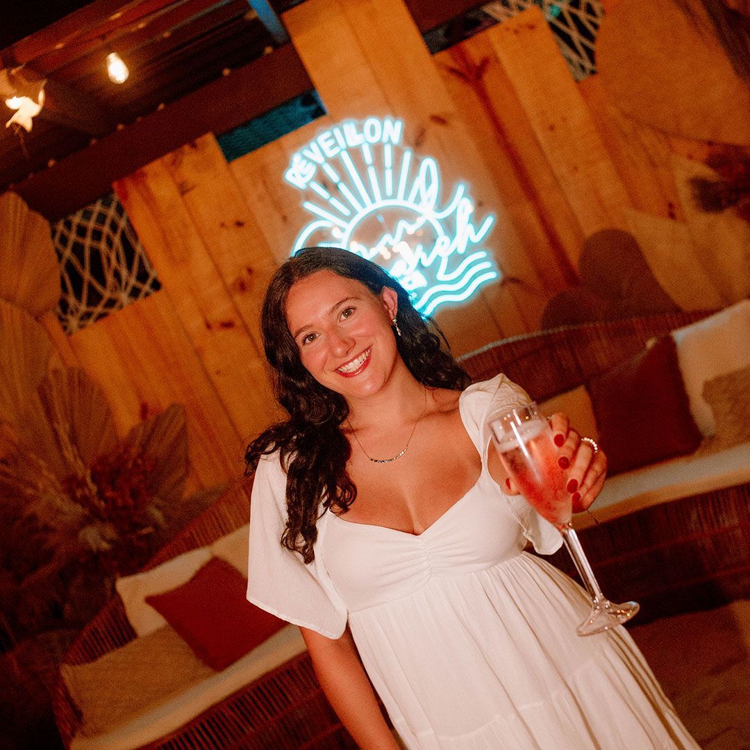 Uma mulher está tirando uma foto do Papai Noel no palco