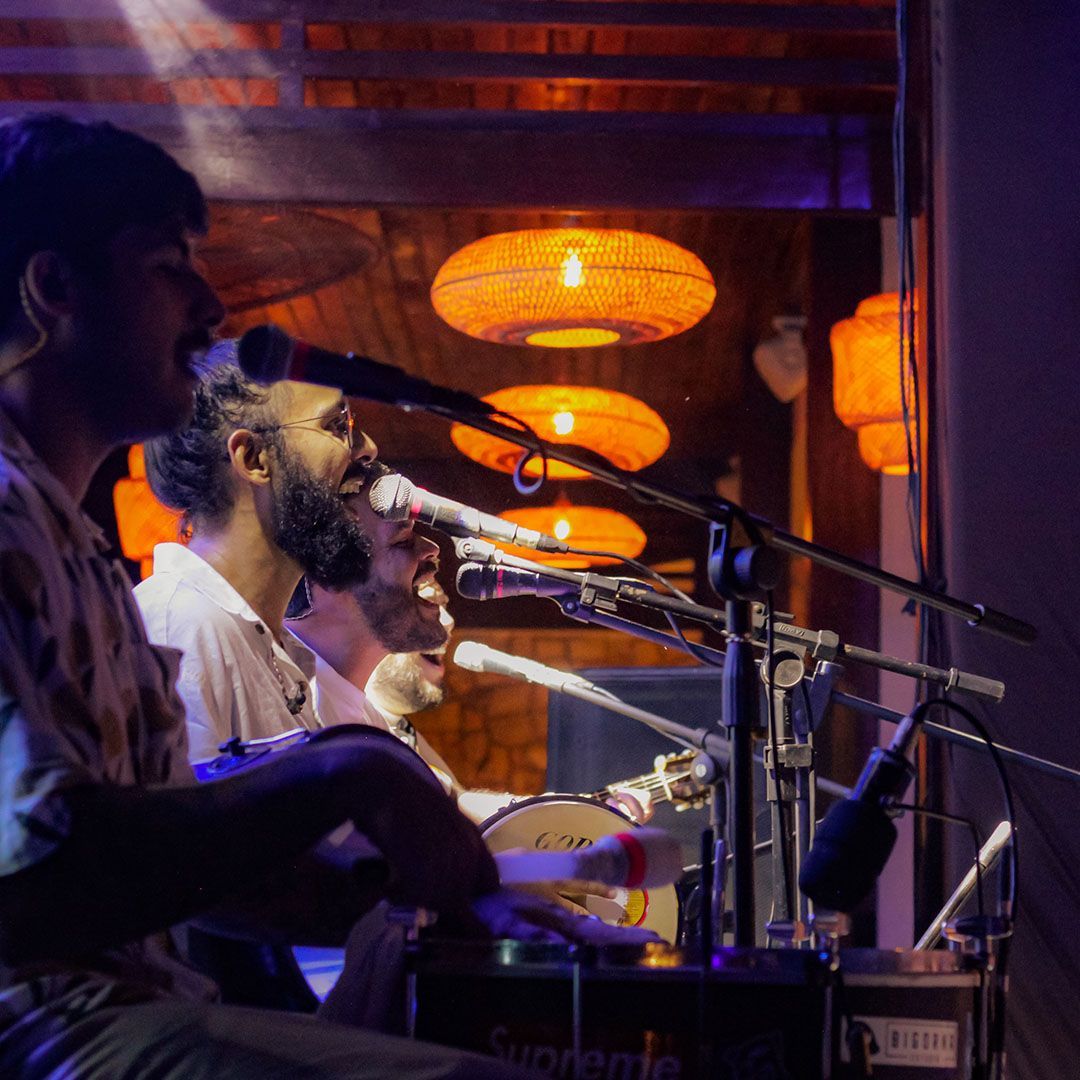 Uma grande piscina cercada por cadeiras e palmeiras em um dia ensolarado.