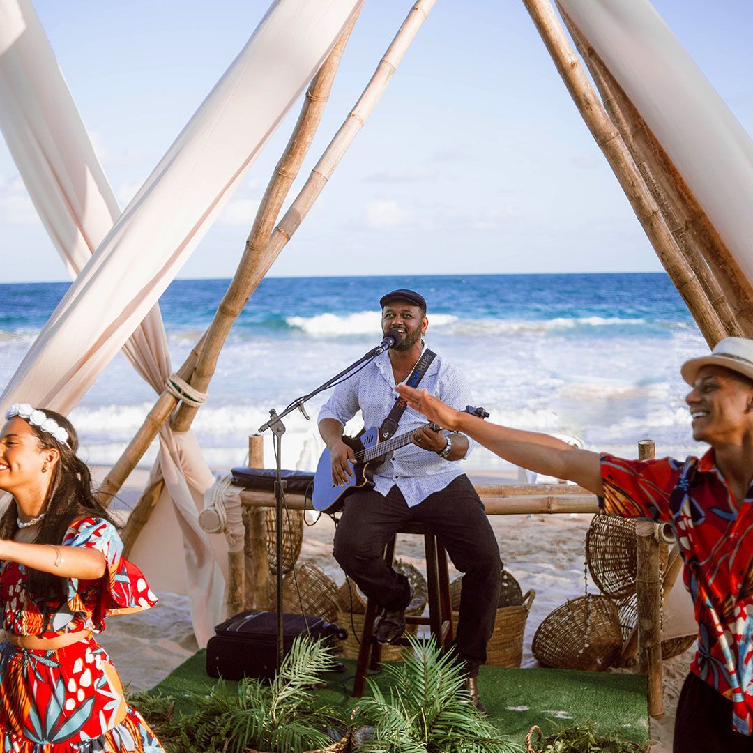 Uma mulher está tirando uma foto do Papai Noel no palco