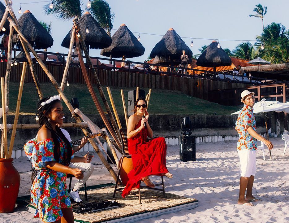 Uma mulher está tirando uma foto do Papai Noel no palco
