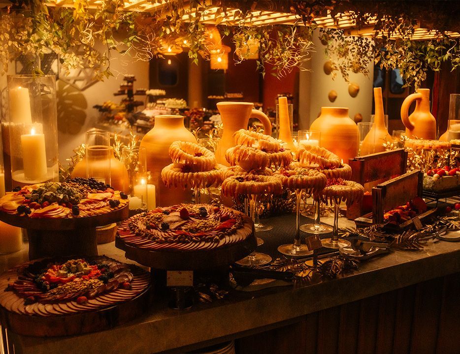 Um grupo de crianças está deitado em sacos de feijão em forma de banana