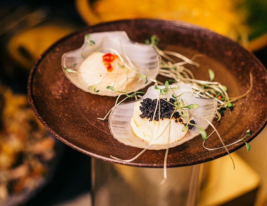 Um menino está pulando corda na frente de uma placa que diz mar