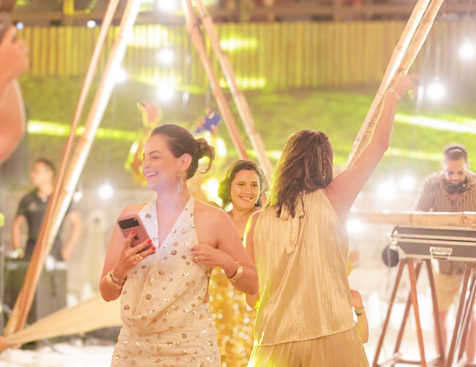 Uma grande piscina cercada por cadeiras e palmeiras em um dia ensolarado.