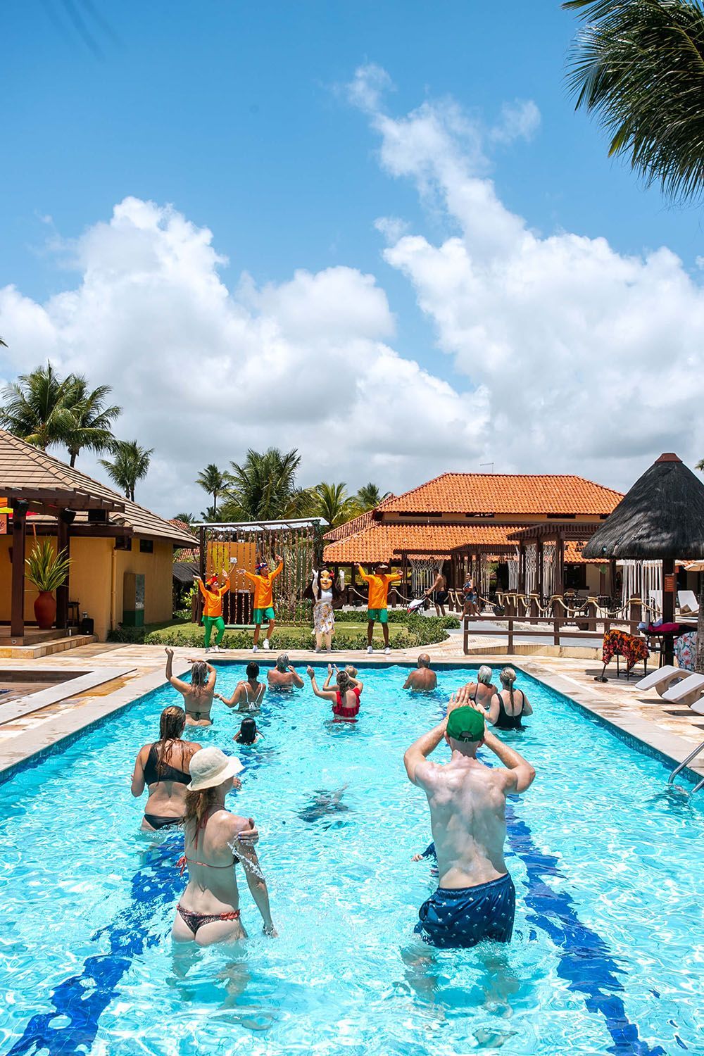 Um grupo de pessoas está fazendo exercícios em uma piscina.