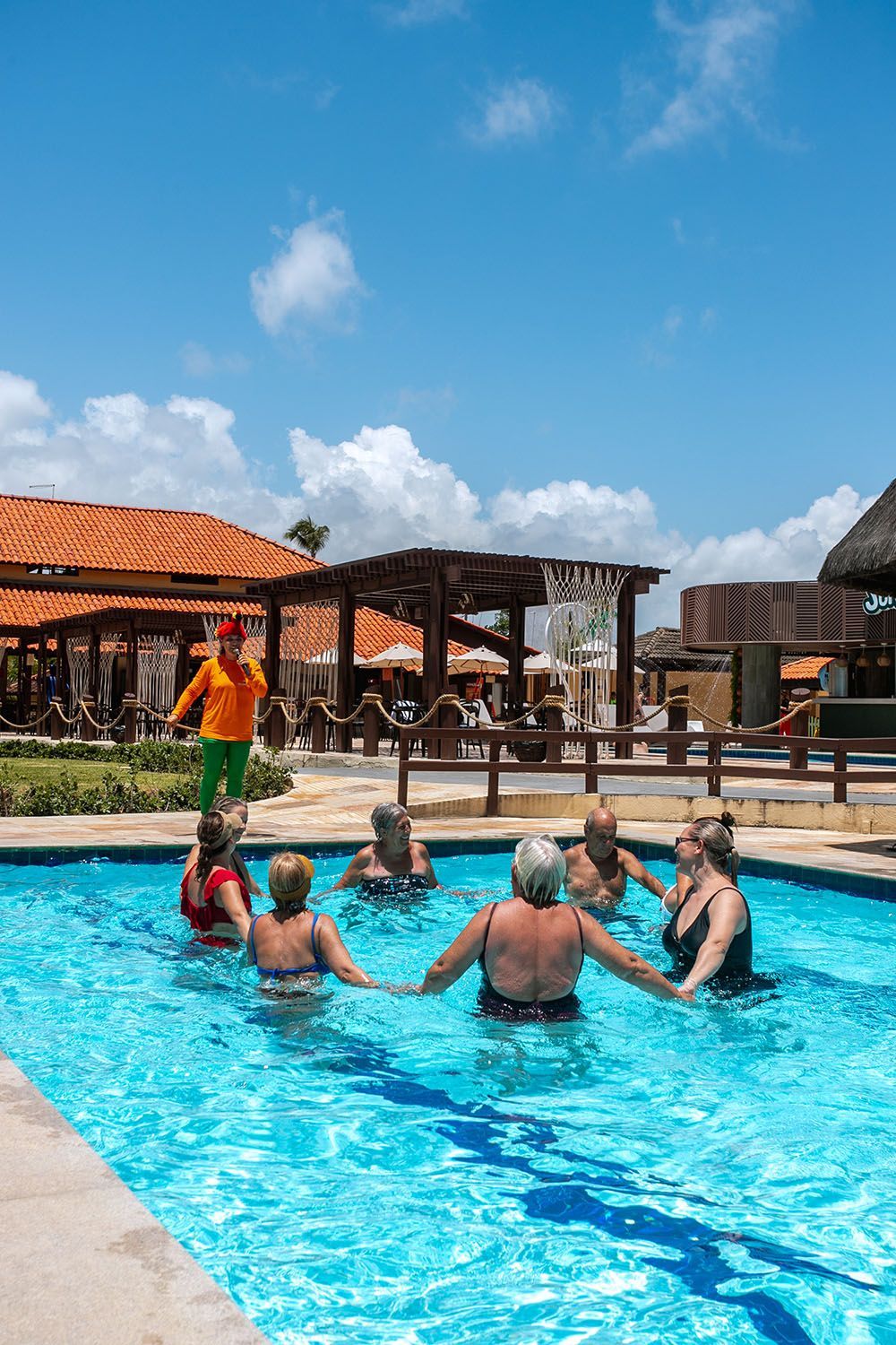 Um grupo de pessoas está nadando em uma piscina.