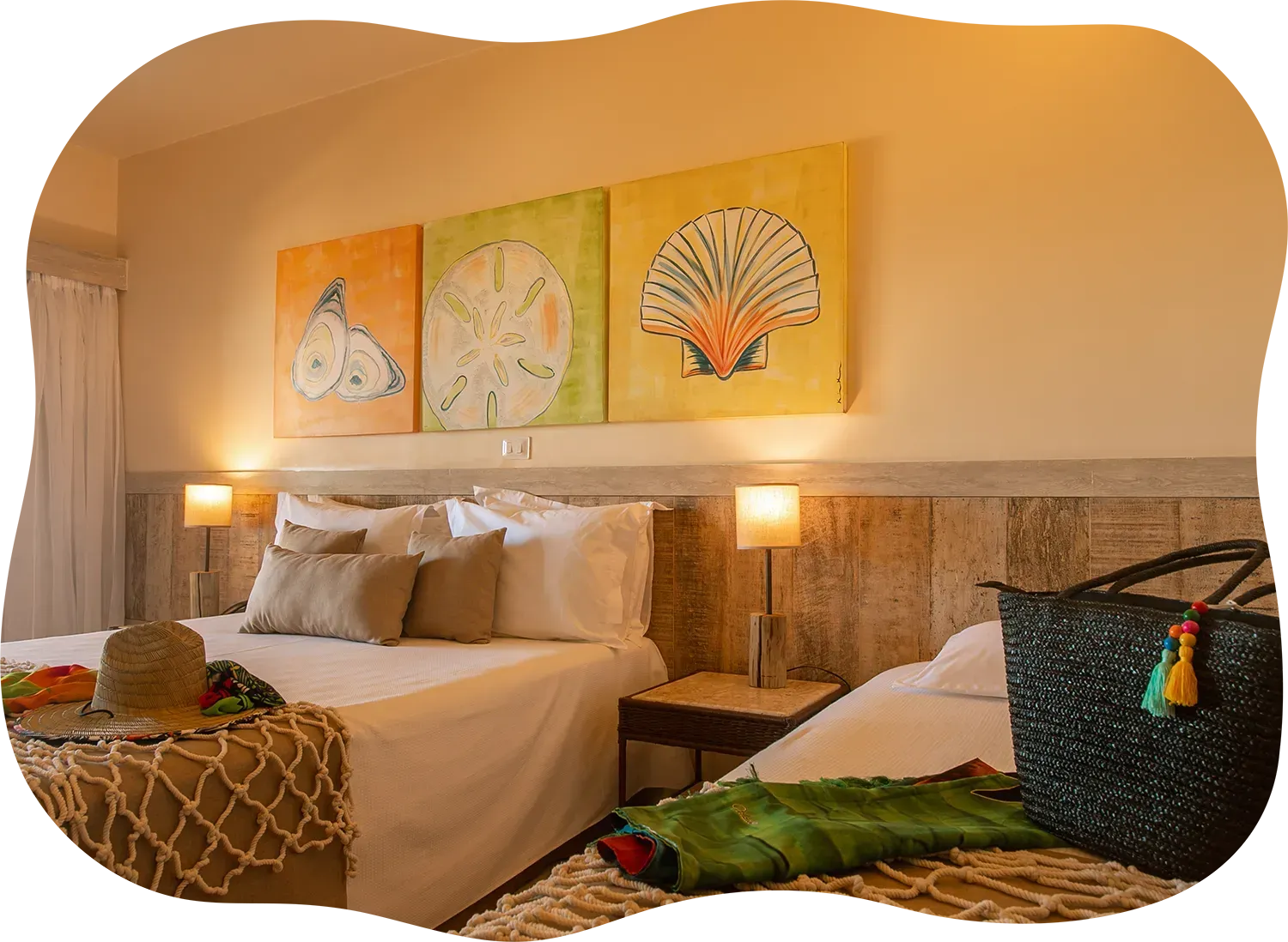 Um quarto de hotel com duas camas e três pinturas na parede