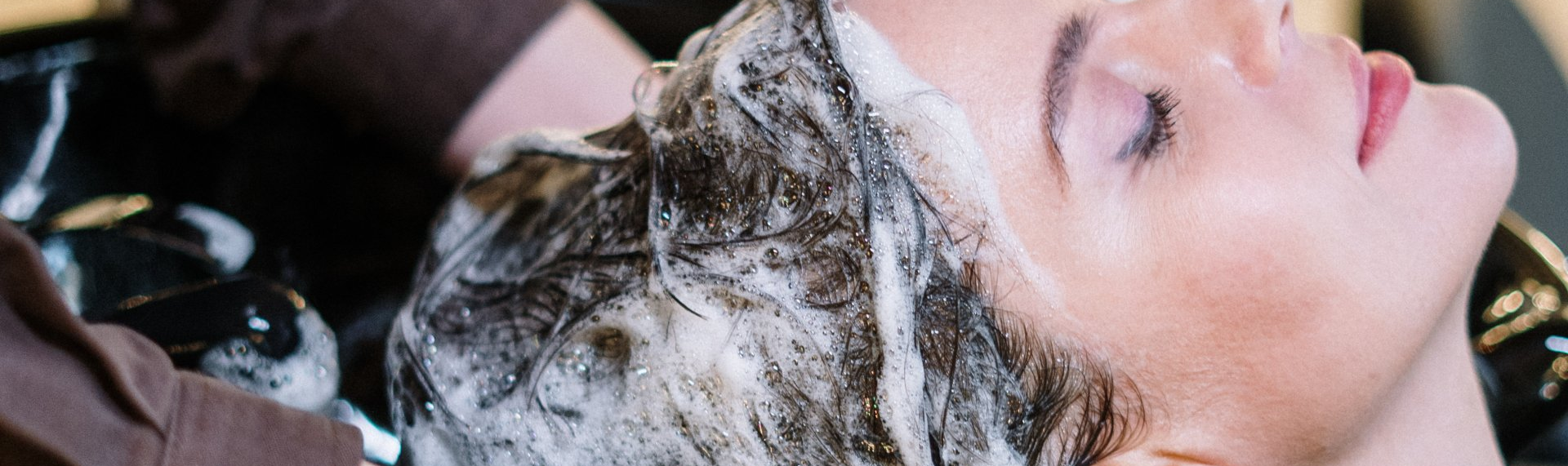 Un grupo de mujeres se están peinando en un salón.