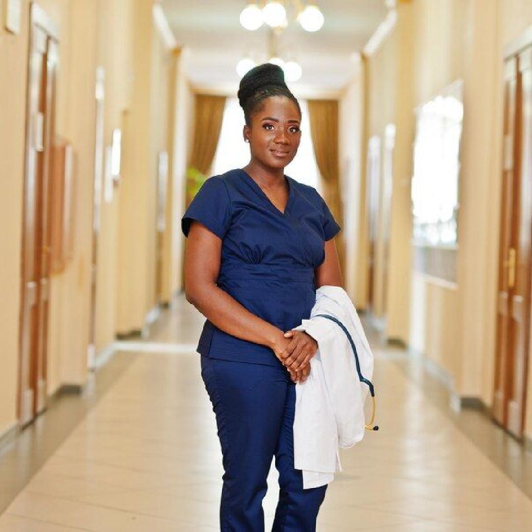 Image représentant une diplômée en soins infirmiers après une formation spécialisée.