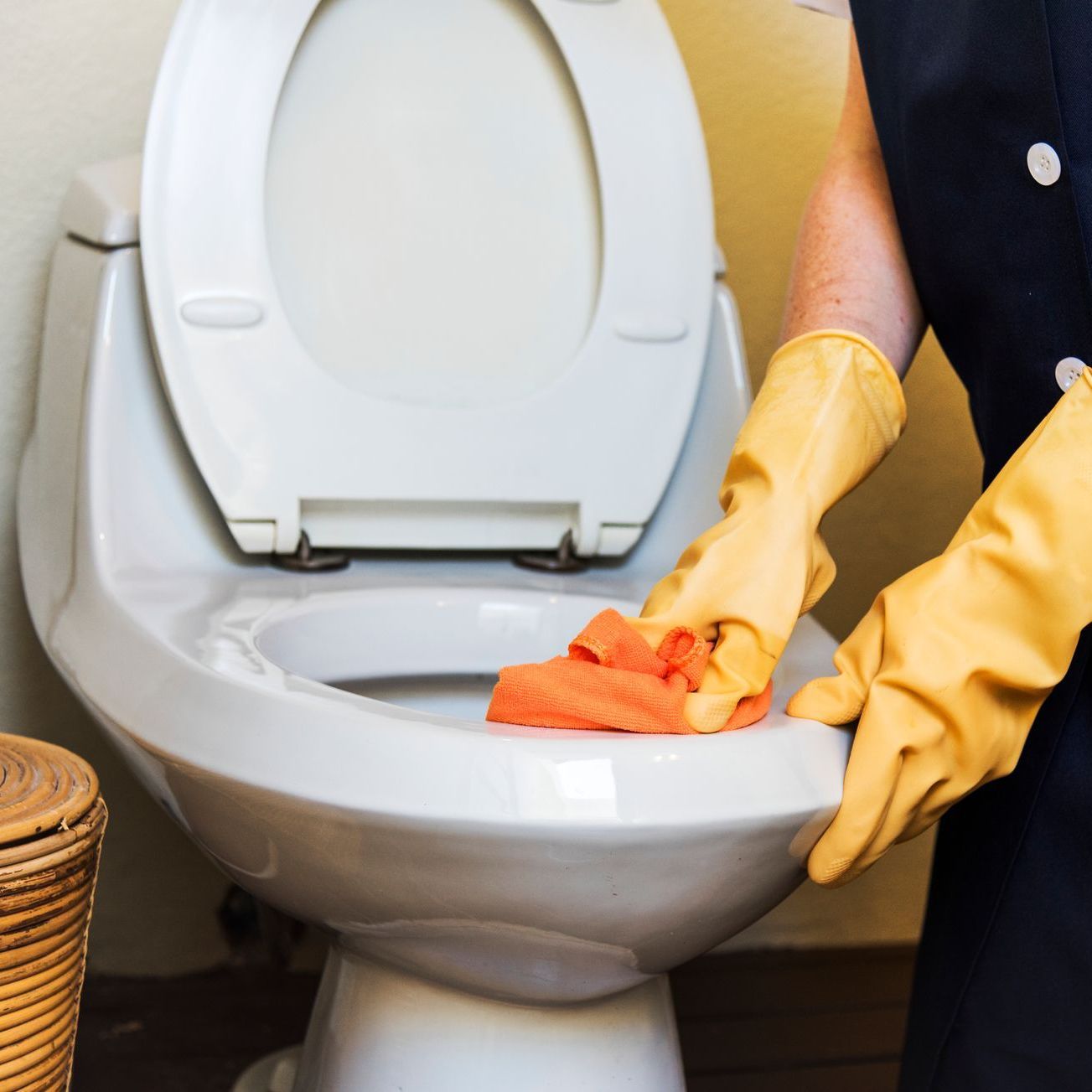 cleaning toilet bowl