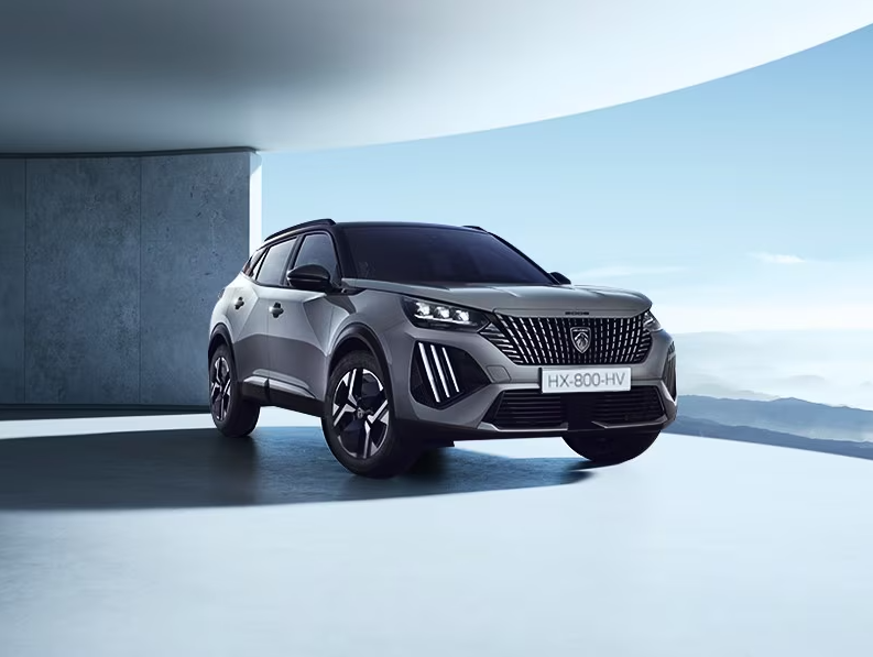 Un SUV Peugeot est garé devant un immeuble.