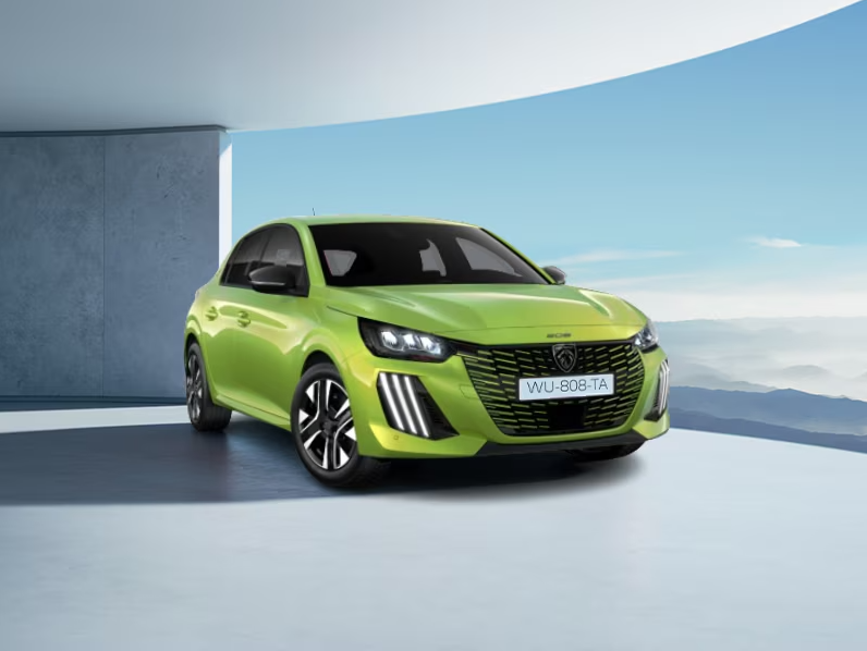 Une voiture verte est garée devant un bâtiment.