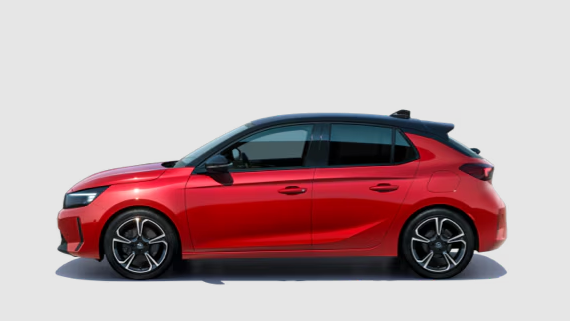 Une voiture rouge est garée sur une surface blanche.