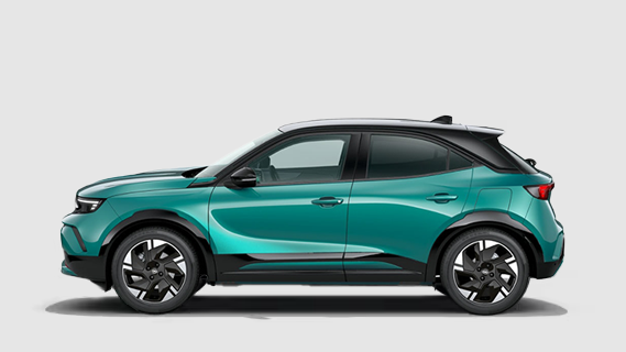 Une voiture verte est assise sur une surface blanche.