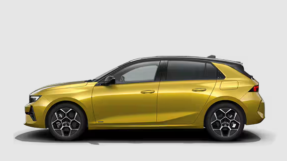 Une voiture jaune est assise sur une surface blanche.