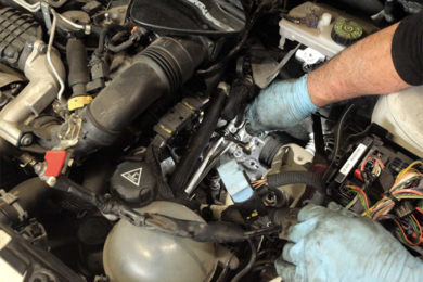 Un groupe de paramédicaux et de pompiers aident un homme qui est allongé sur le sol.