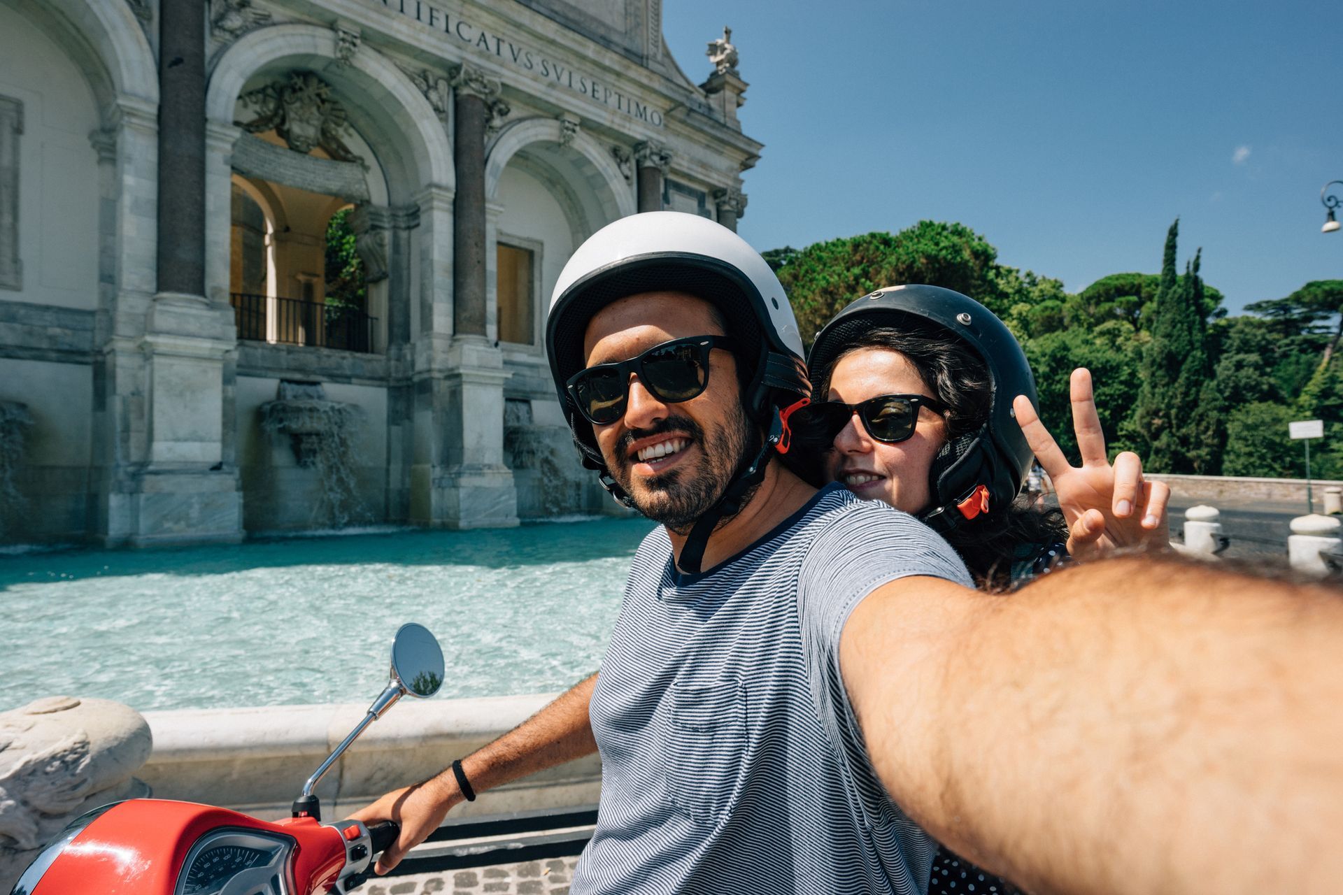 coppia in vacanza al mare