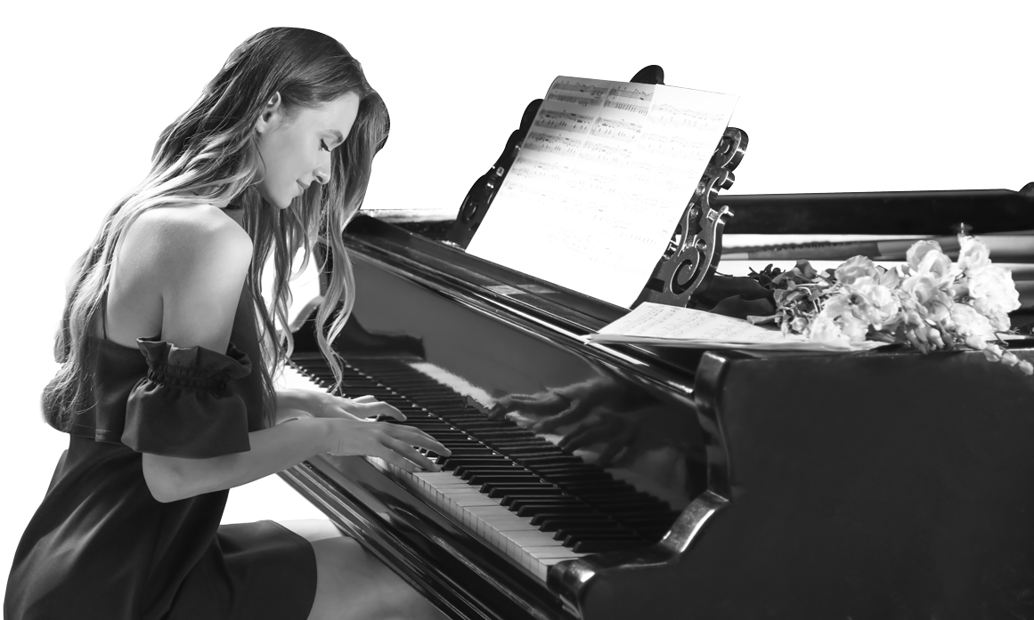 ragazza di lato che suona il pianoforte