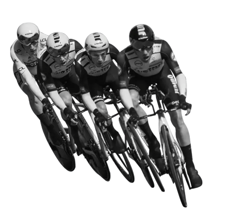 Quattro ciclisti in fila durante una gara