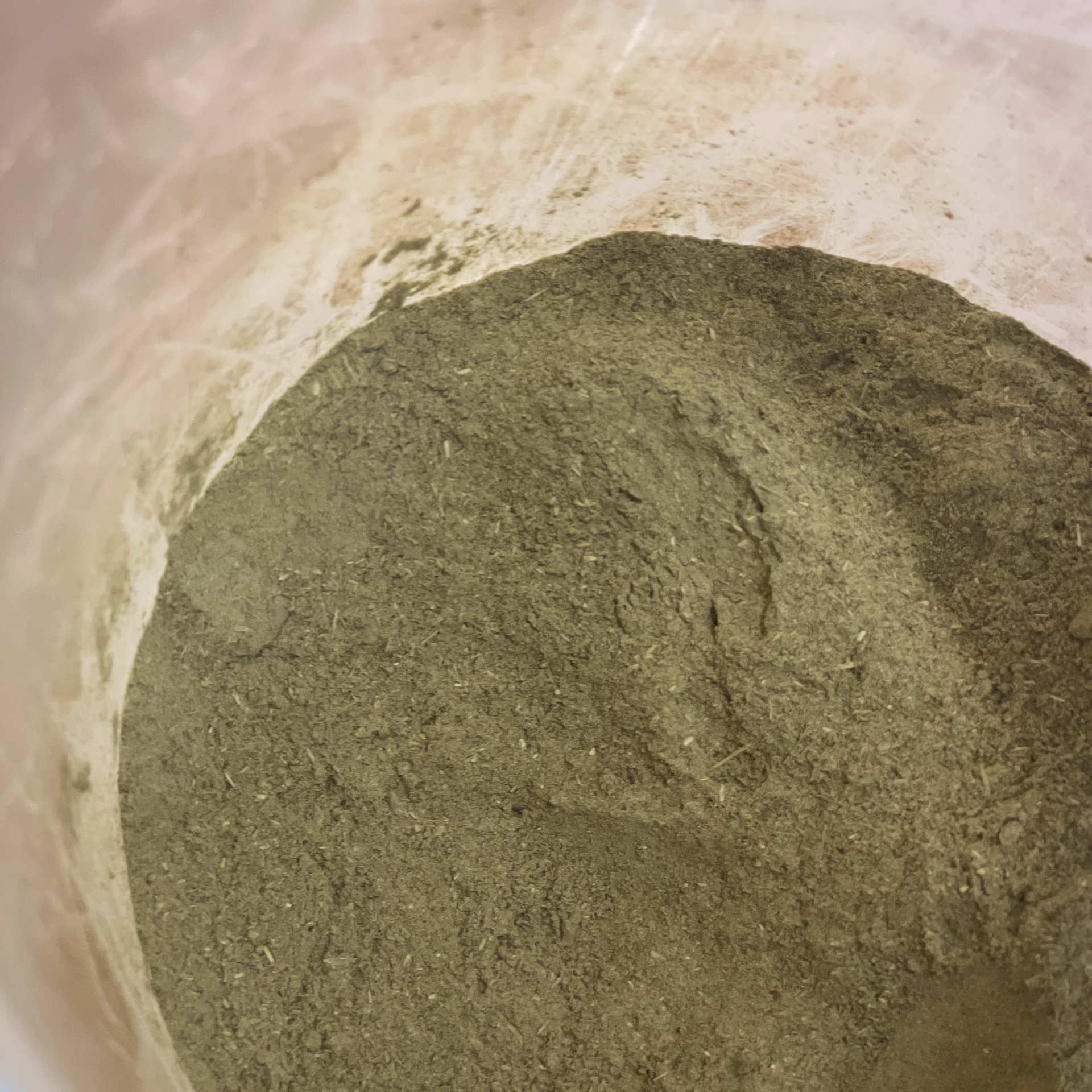 Una mujer se tiñe el pelo en un salón.