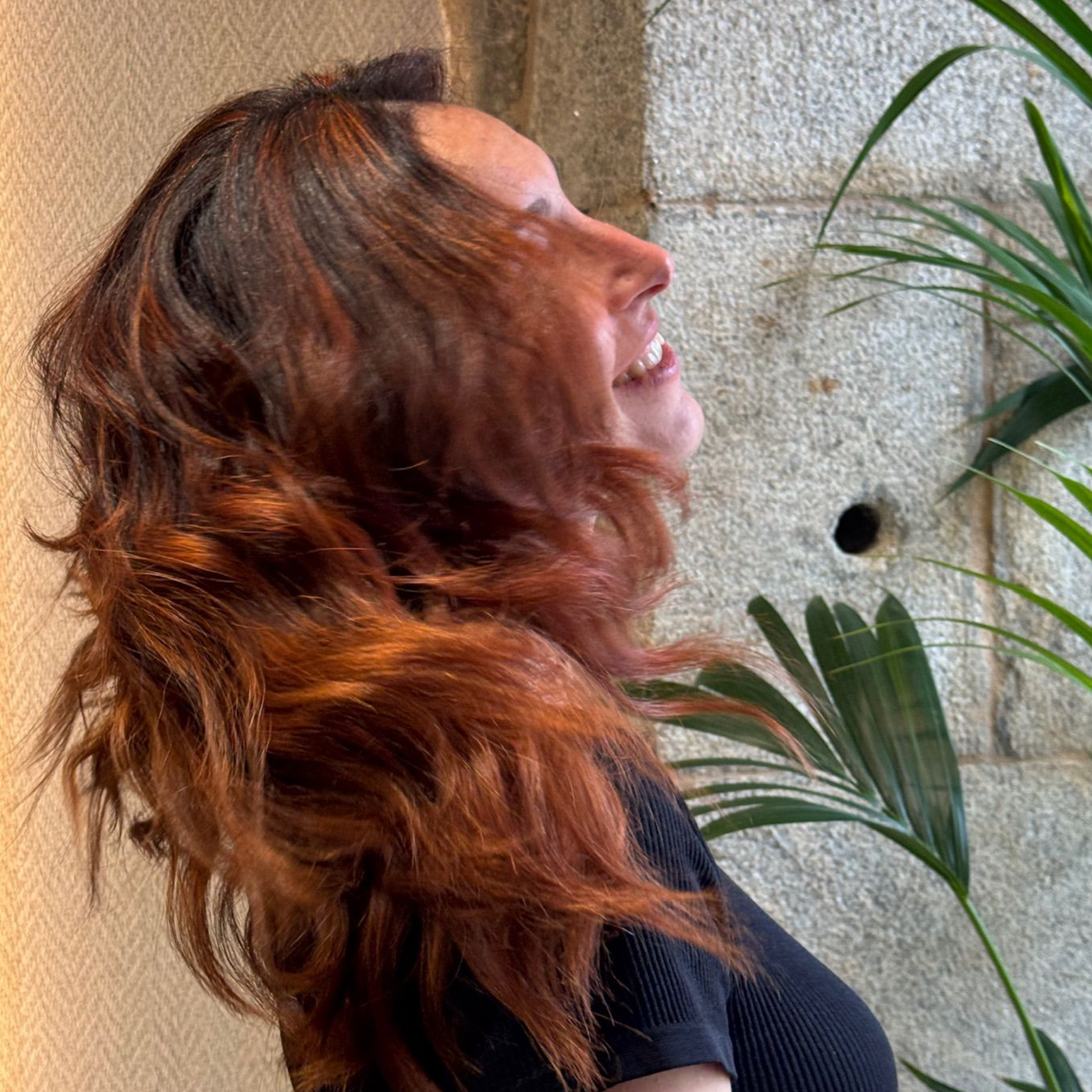 Una mujer se tiñe el pelo en un salón