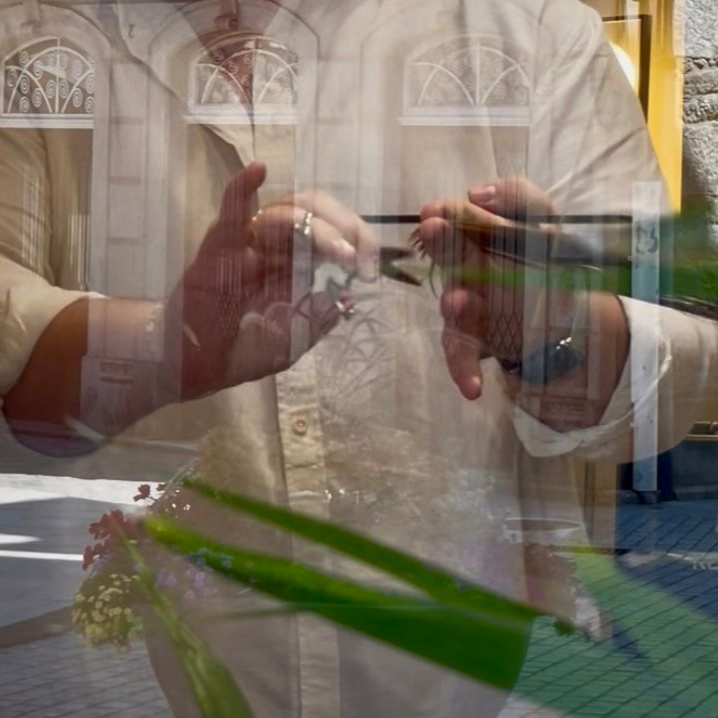 Una mujer con cabello largo y castaño lleva un vestido negro.