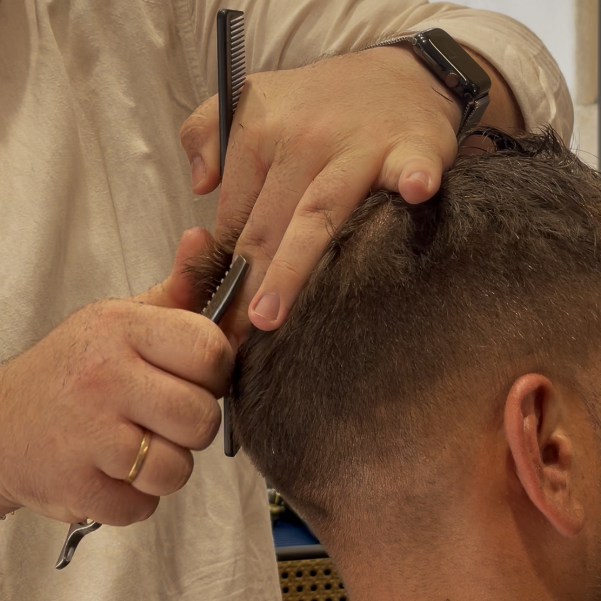 Un hombre se está cortando el pelo
