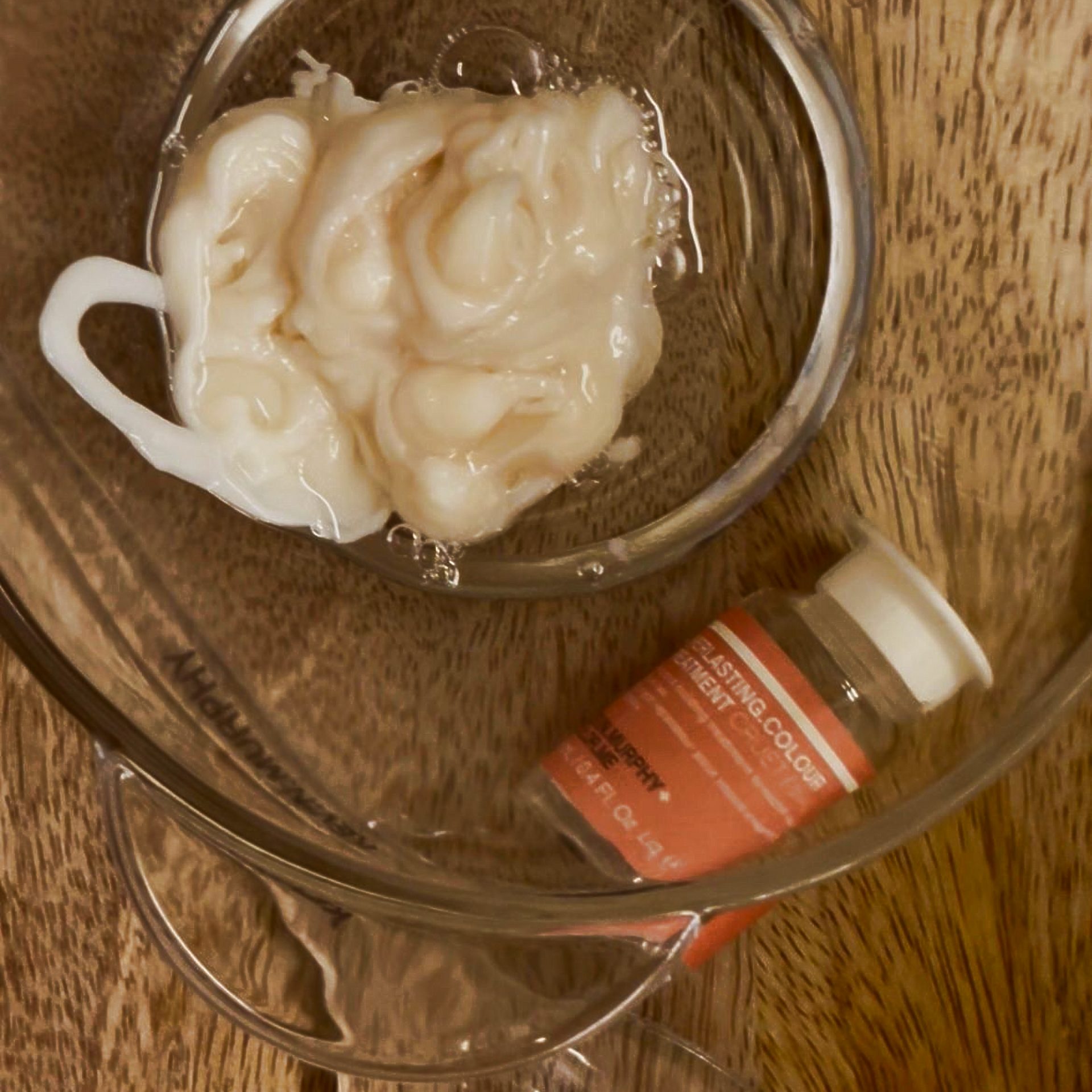 Una persona sostiene un mechón de cabello con números escritos en él