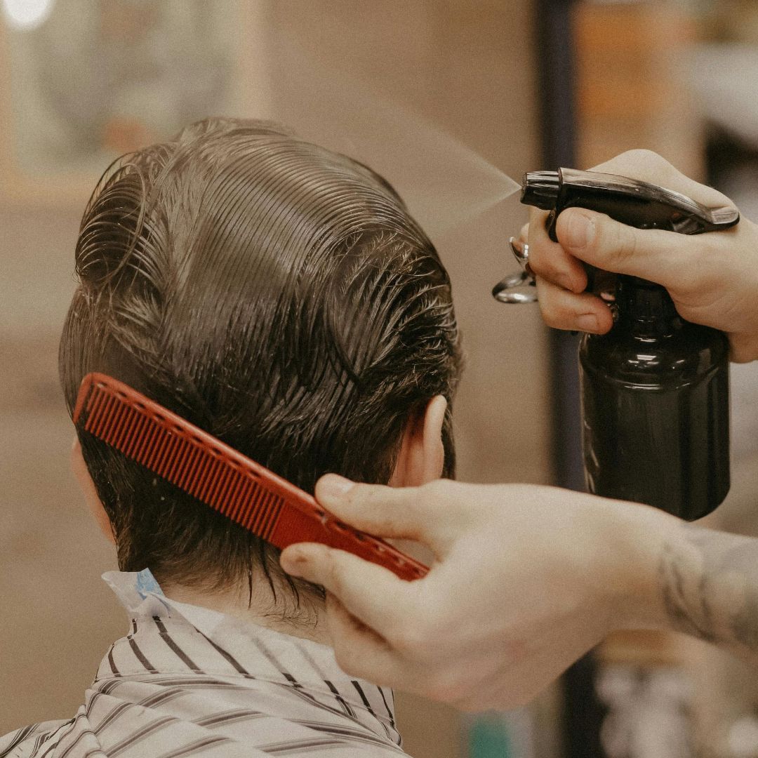 Un hombre se está cortando el pelo