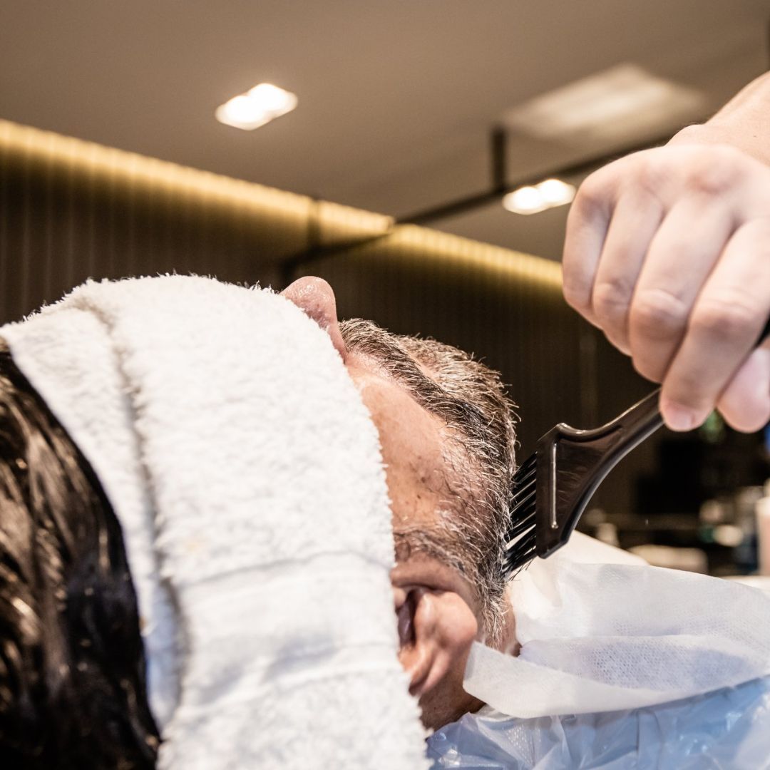 Una persona cepilla el cabello de otra con un tenedor