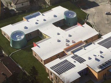 vista dall'alto di una fabbrica con coperture impermeabili