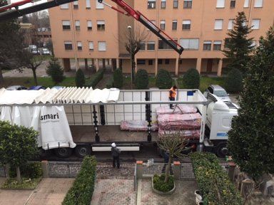 camion con materiali per coperture edili