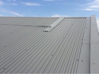 tetto con copertura in lamiere