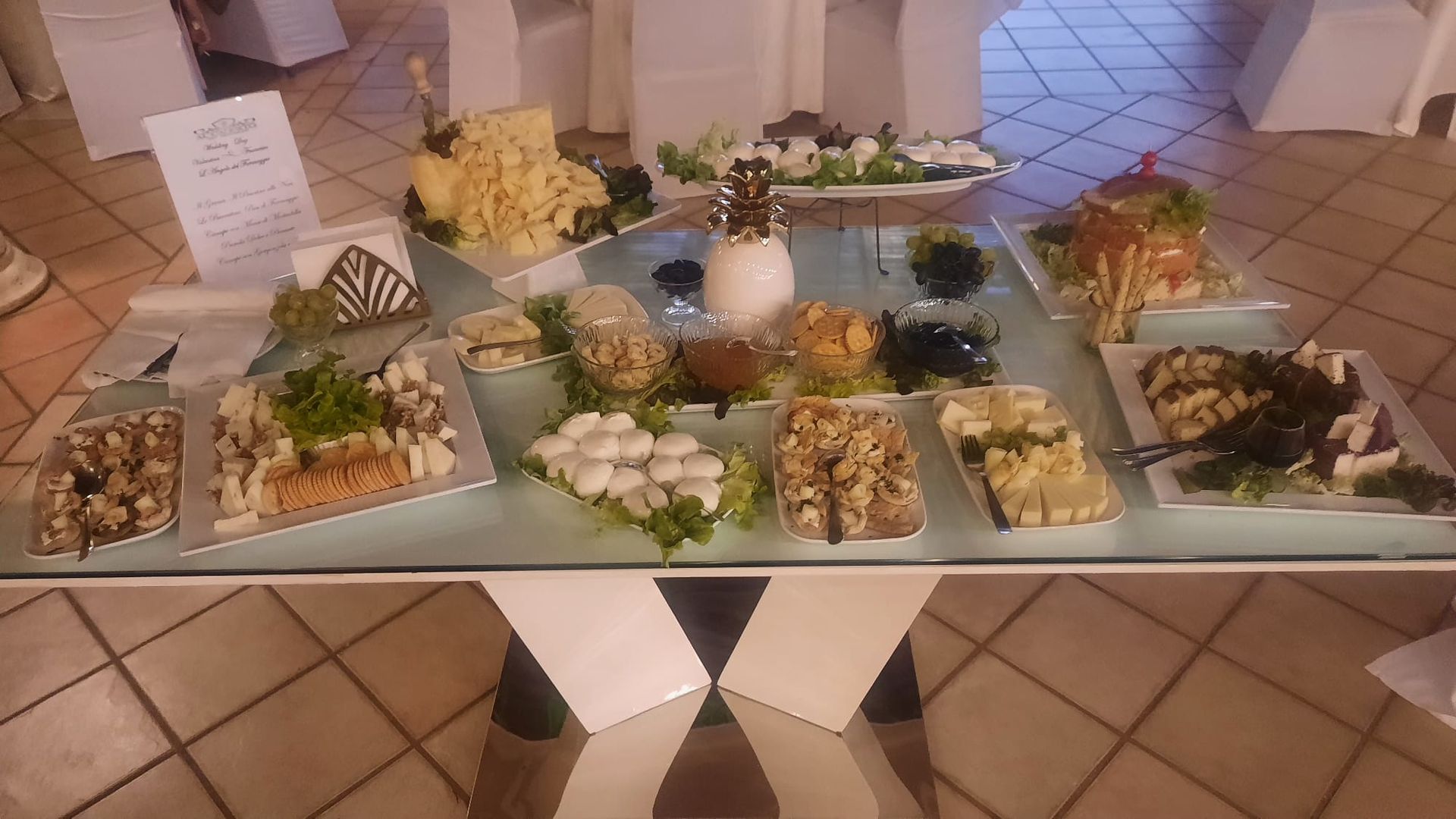 buffet con salatini antipasti